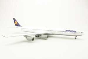 Alternative view of Airbus A340-600 Lufthansa "Nürnberg" D-AIHA Herpa 550901 1:200