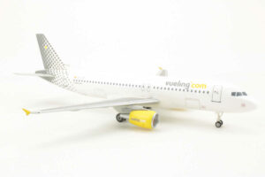 Alternative view of Airbus A320 Vueling EC-IZD Herpa 550918 1:200