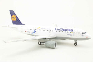 Alternative view of Airbus A319-100 Lufthansa D-AILU Herpa 553100 1:200