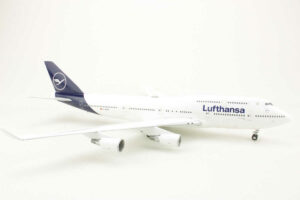 Alternative view of Boeing 747-400 Lufthansa "Kiel" D-ABVM Herpa 559485 1:200