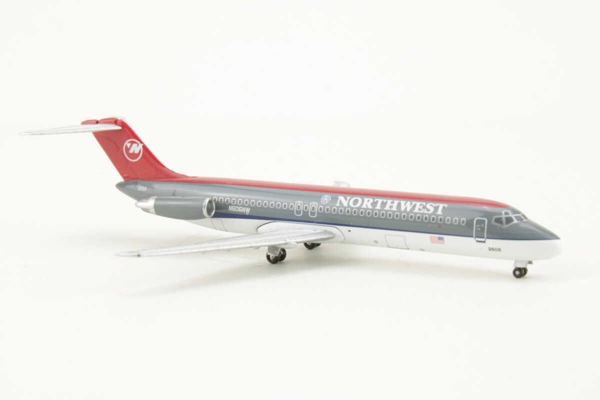 Set 3pcs Douglas DC-9-50 N401EA / DC-9-30 N606NW / DC-9-40 N756NW Northwest Airlines SMA SMA031101 1:400 – Bild 2