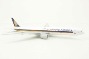 Alternative view of Boeing 777-300ER Singapore Airlines "Airline Exclusive" 1:400