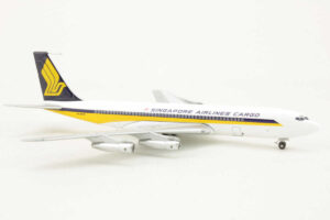 Alternative view of Boeing 707-320C Singapore Airlines Cargo 9V-BFN Aeroclassics AC18144 1:400