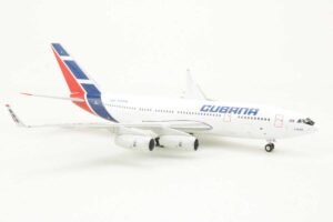 Alternative view of Ilyushin Il‑96‑300 Cubana CU-T1250 Gemini Jets GJCUB1216 1:400
