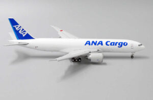 Boeing 777-200LRF ANA All Nippon Airways Cargo JA771F "Flaps down" JC Wings EW4772010A – Bild 6