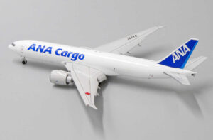 Boeing 777-200LRF ANA All Nippon Airways Cargo JA771F "Flaps down" JC Wings EW4772010A – Bild 4