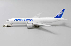 Boeing 777-200LRF ANA All Nippon Airways Cargo JA771F "Flaps down" JC Wings EW4772010A – Bild 8