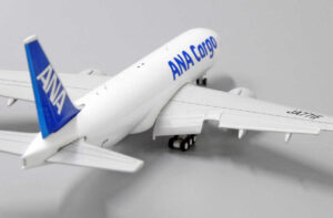 Boeing 777-200LRF ANA All Nippon Airways Cargo JA771F "Flaps down" JC Wings EW4772010A – Bild 11