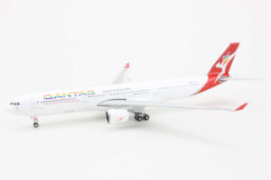 Airbus A330-300 Qantas "RainbowRoo" VH-QPJ Phoenix 04128 1:400 - Image 3