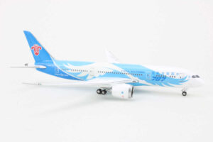 Alternative view of Boeing 787-8 China Southern B-2727 Phoenix 10673 1:400