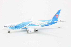Boeing 787-8 China Southern B-2727 Phoenix 10673 1:400 - Image 3