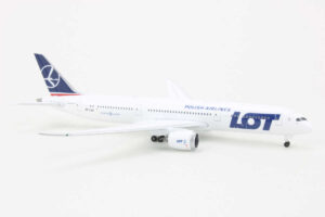 Alternative view of Boeing 787-9 LOT Polish Airlines SP-LSG Herpa 536646 1:500