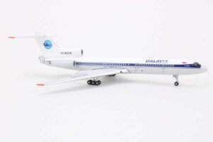 Alternative view of Tupolev TU-154B Dalavia RA-85220 Aeroclassics ACKHB056 1:400