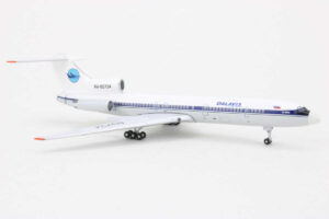 Alternative view of Tupolev TU-154M Dalavia RA-85734 Aeroclassics ACKHB057 1:400