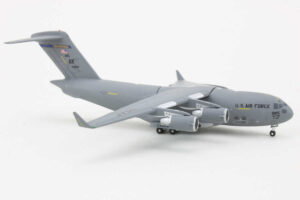 Alternative view of Boeing C-17 Globemaster III United States Air Force "Anchorage AFB" Gemini Macs GMUSA087 1:400