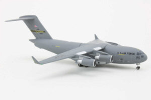 Alternative view of Boeing C-17 Globemaster III United States Air Force "Pittsburgh AFB" Gemini Macs GMUSA088 1:400