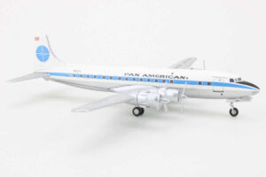 Alternative view of Douglas DC-6 Pan Am Airways N5121V Hobbymaster HL5001 1:200