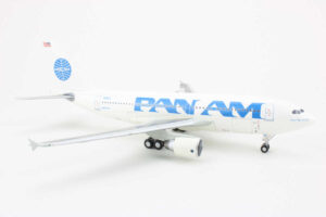 Alternative view of Airbus A310-300 Pan Am Airways N818PA Hobbymaster HL6002 1:200