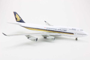 Alternative view of Boeing 747-400 Singapore Airlines "Megatop" 9V-SMJ Inflight200 IF744602 1:200