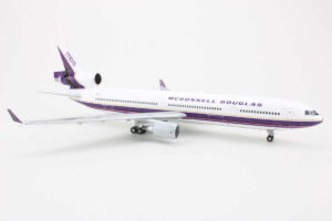 Alternative view of McDonnell Douglas MD-11 House Colors N211MD JC Wings LH2076 1:200