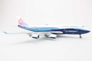 Alternative view of Boeing 747-400 China Airlines B-18210 JC Wings XX2016 1:200