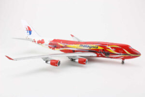 Alternative view of Boeing 747-400 Malaysia Airlines "Hibiscus" 9M-MPD JFox JF-747-4-005A 1:200